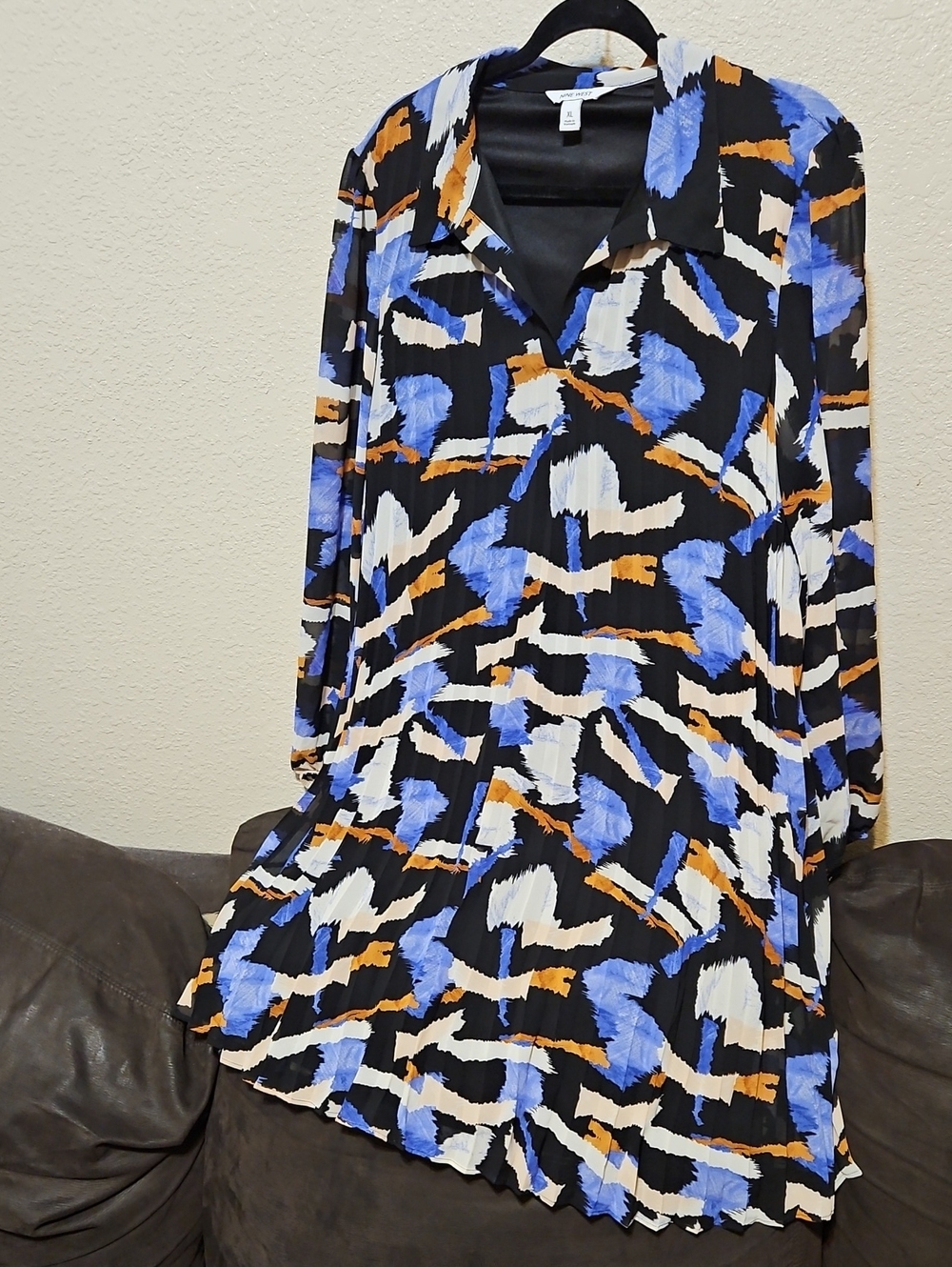 Women's Printed V-Neck Long Sleeve Dress in Black and Blue